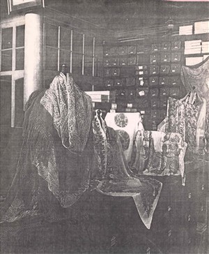 Photo:A display of Grout's scarves at the London warehouse in 1910
