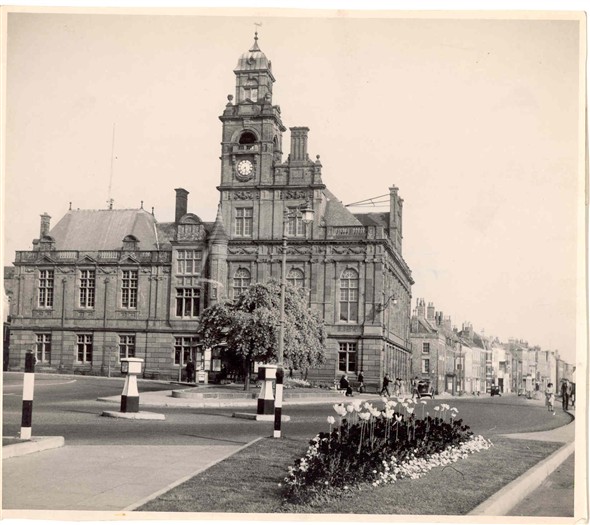 Photo:Town Hall and South Quay, 1950's