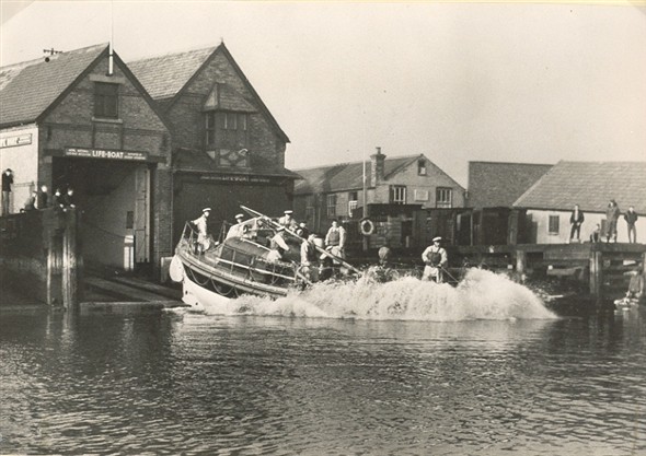 Photo:Launching the Gorleston Lifeboat, Louise Stephens, c1954-58