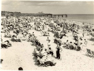 Photo:Great Yarmouth Beach packed with holiday makers, 1950s