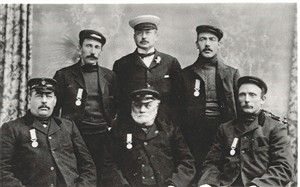 Photo:James Haylett and other Caister lifeboatmen, c1906?