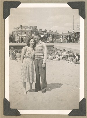 Photo:Couple on Great Yarmouth beach