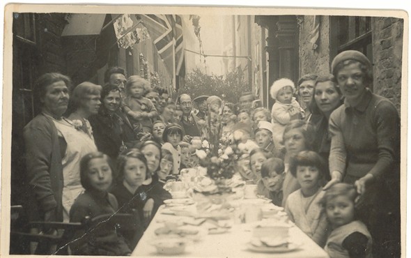 Photo:Celebratory street party, Row 116, 1935