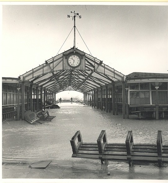 Photo:The Jetty, Great Yarmouth in the 1953 floods