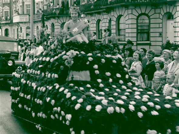 Photo:Carnival float on Marine Parade, c.1950