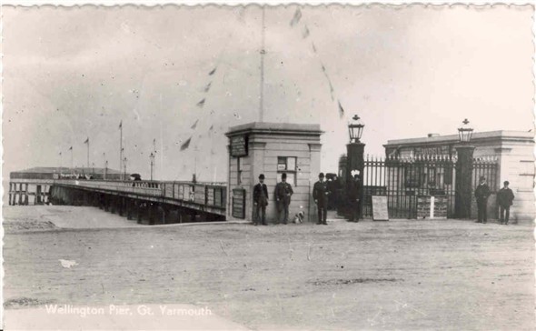 Photo:Postcard of Wellington Pier, c1900
