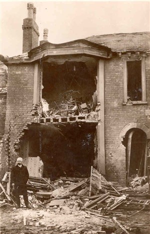 Photo:Photograph of 1915 bomb damage caused by a Zeppelin raid