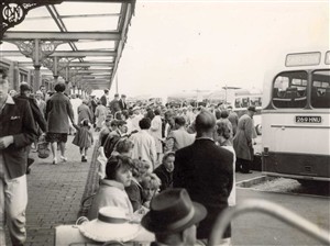 Photo:Visitors arriving at Beach Coach Station, 1960s