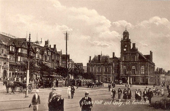 Photo:Postcard showing the Town Hall and Hall Quay